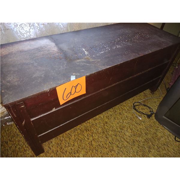 ANTIQUE WOODEN BLANKET CHEST, W/  ASSTD BEDDING