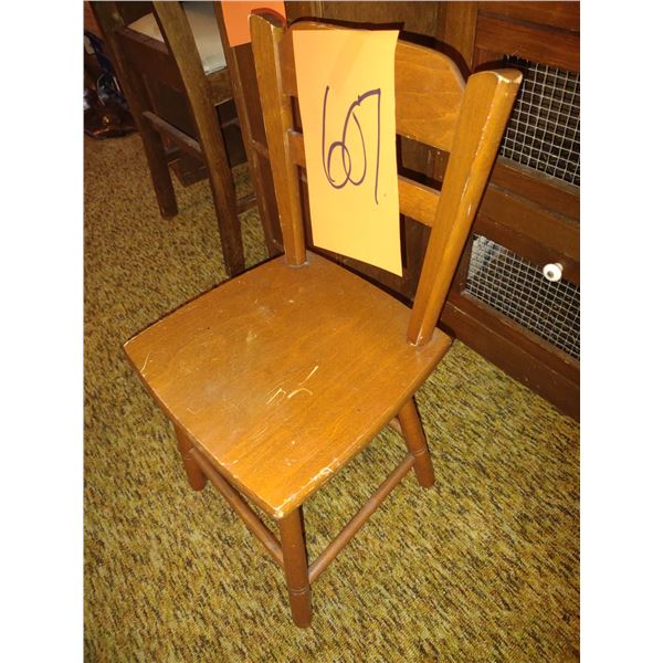 VINTAGE WOODEN CHAIR