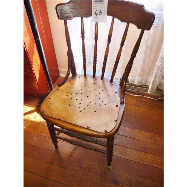 BUNDLE LOT: OAK CHAIR, BLACK METAL FLOOR LAMP, FRAMED FLORAL PRINTS