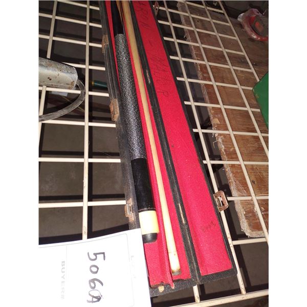 POOL CUE IN CARRY CASE
