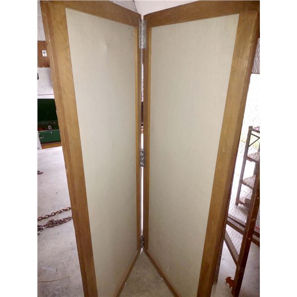 ROOM DIVIDER