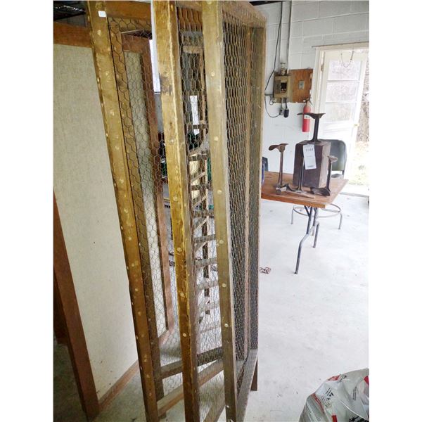 ROOM DIVIDER