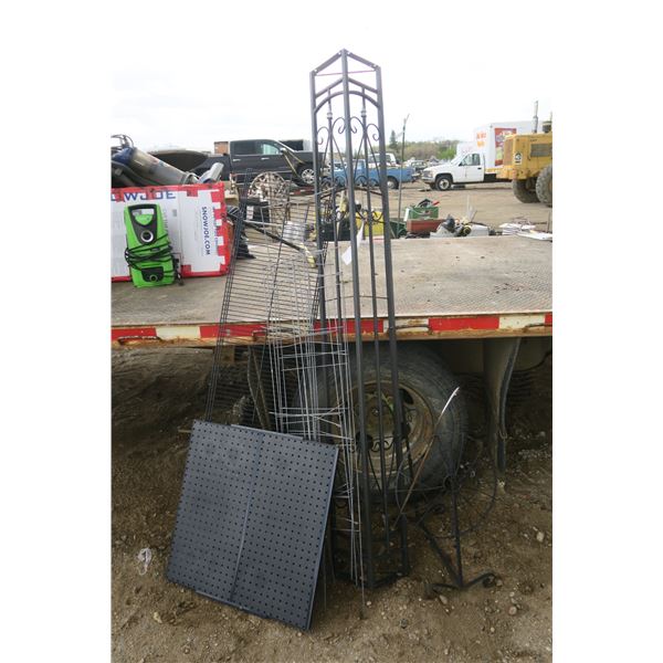 Lot of Metal Garden Décor