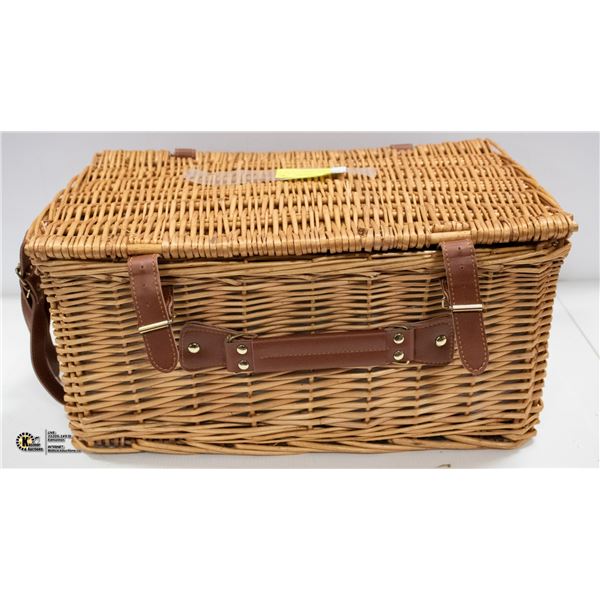 NEW REPACKED PICNIC BASKET SET WITH SERVICE FOR 4