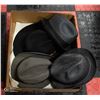 Image 1 : BOX WITH 4 VINTAGE HATS INCL. 2 VINTAGE