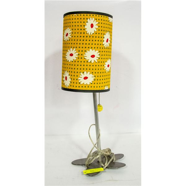 DAISY LAMP WITH PETAL BASE - TESTED