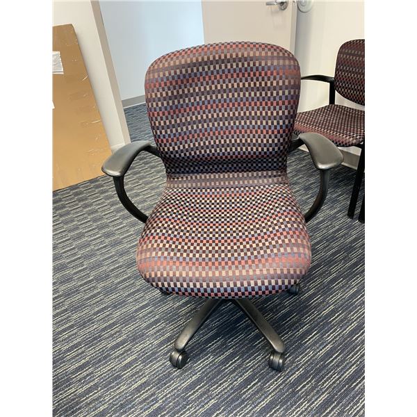 CHECKERED PATTERNED MOBILE OFFICE TASK CHAIR