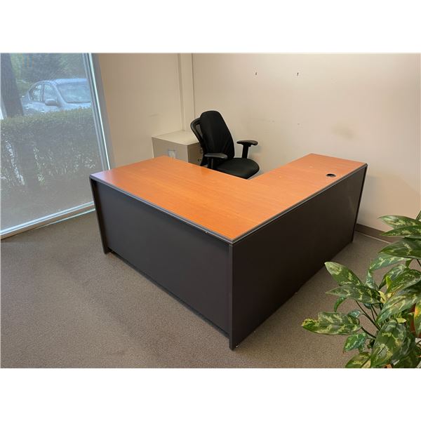 CONTENTS OF OFFICE INCLUDING: 2 TONE L-SHAPE SINGLE PEDESTAL DESK, 2 SMALL METAL STANDS,