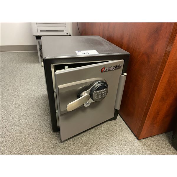 SENTRYSAFE DIGITAL AV-37203 PORTABLE VALUABLES SAFE ( NO KEY, NO COMBINATION, DOOR OPEN )