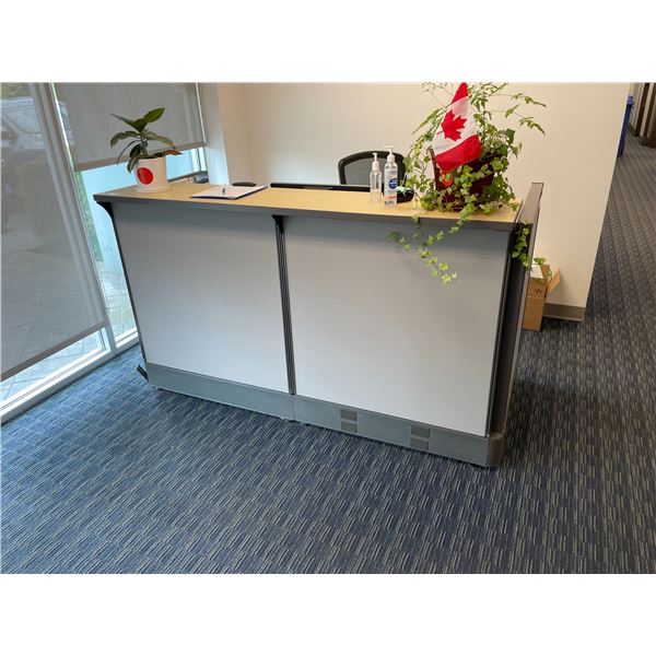 TURNSTYLE SINGLE PEDESTAL CUBICLE SYSTEM RECEPTION DESK WITH AIS MAPLE WORK SURFACE, BLACK MOBILE