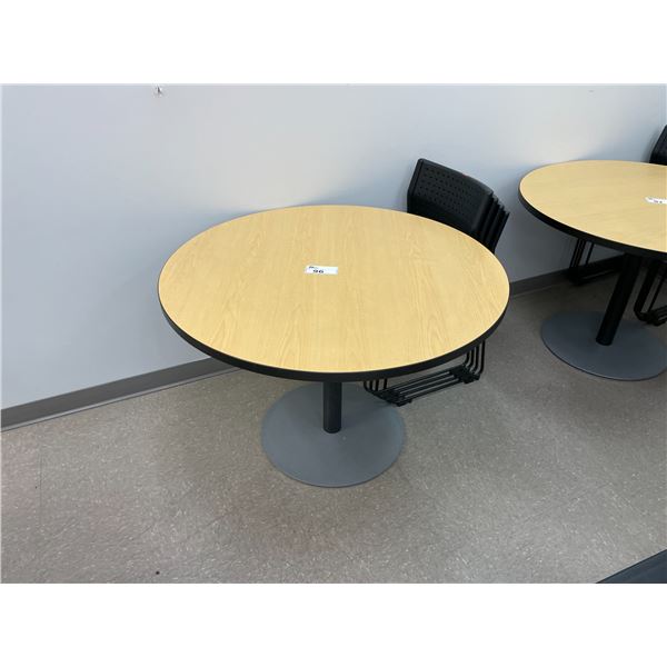 MAPLE 3' 6  ROUND DINING TABLE WITH 4 STEEL CASE PLASTIC BLACK STACKING CHAIRS