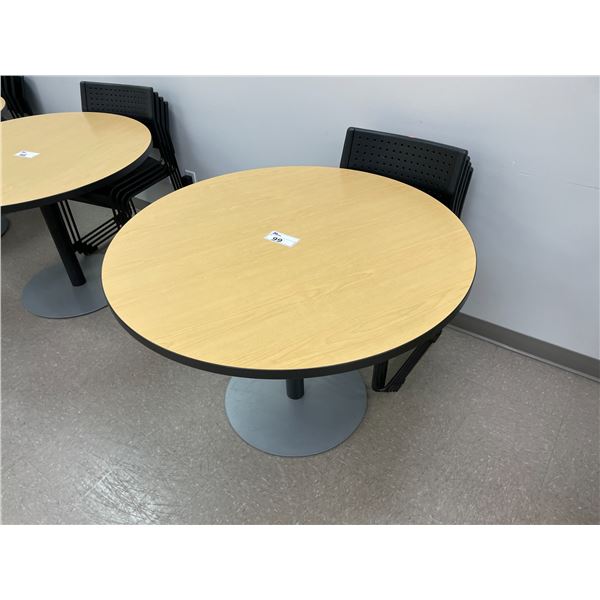 MAPLE 3' 6" ROUND DINING TABLE WITH 4 STEEL CASE PLASTIC BLACK STACKING CHAIRS