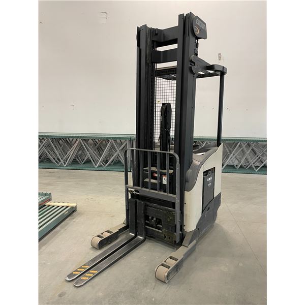 CROWN RR 5200 SERIES 3 STAGE 113" MAST 4250 LBS CAPACITY STAND ON 36V ELECTRIC REACH TRUCK