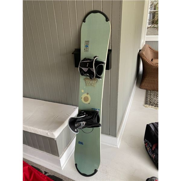 Elan snowboard with flow binding 162