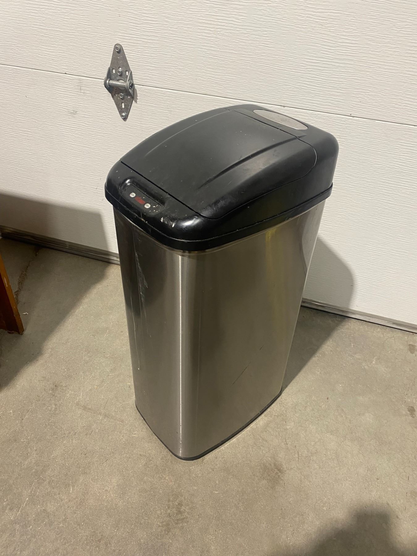 Automatic lifting lid garbage can needs batteries