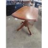Image 2 : Drop Leaf Pedistal Table - Full Size 40" x 40"