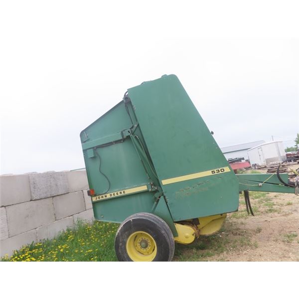 John Deere 530 Round Baler Serial # F00 530 x 719 405 with Monitor