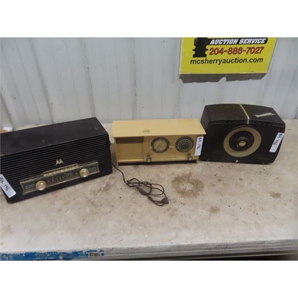 3 Radios : 1) Fleetwood, 1) Motorola, 1) RCA