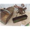 Image 3 : 2 Grain Scoops, Implement Tool Box, Halter