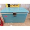 Image 2 : Coleman Picnic Cooler & Barn Lantern