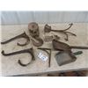 Image 1 : 2 Harness Hooks, 2 Buggy Steps, Wooden Pulley, Couple of Scoops