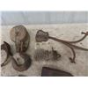 Image 3 : 2 Harness Hooks, 2 Buggy Steps, Wooden Pulley, Couple of Scoops