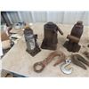 Image 2 : 4 Hydraulic Jacks, Ball Hitches, Chain Hooks & Rings