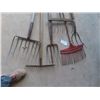 Image 2 : 6 Hand Yard Tools ; Forks & Rakes