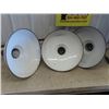 Image 4 : 3 Porcelain Light Shades