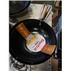 Image 8 : TOTE OF STORE RETURN WOKS