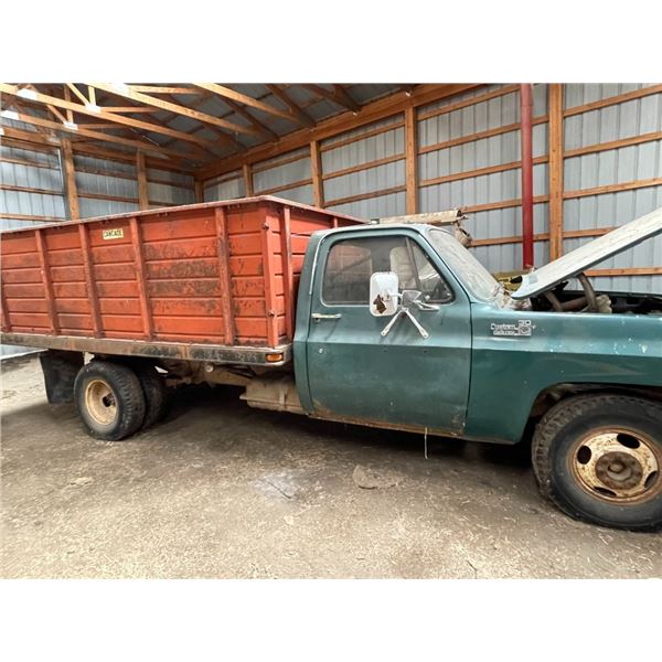 1975 Chev 30 grain truck w/12 ft Cancade steel B&H
