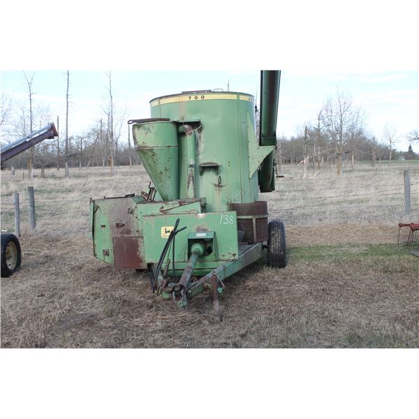 JOHN DEERE 700 MIXER MILL