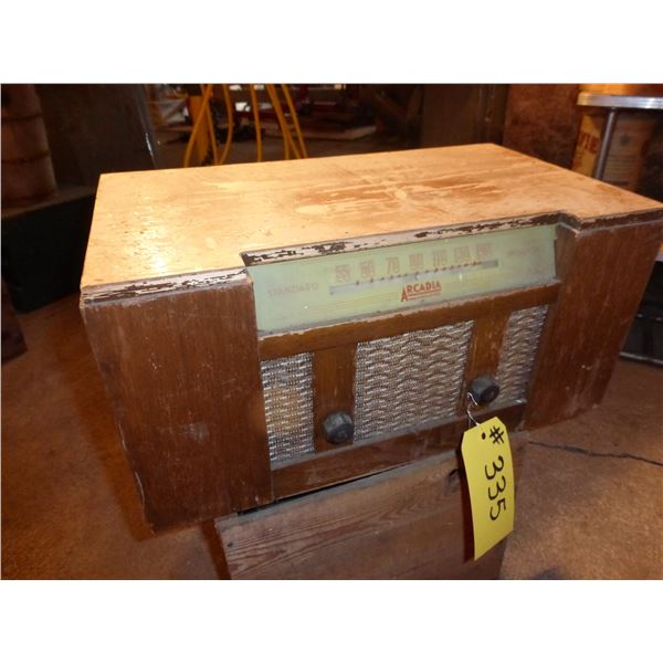 ANTIQUE ARCANDIA HEAVY DUTY RADIO AND OGILVIE FLAKE OATS TIN