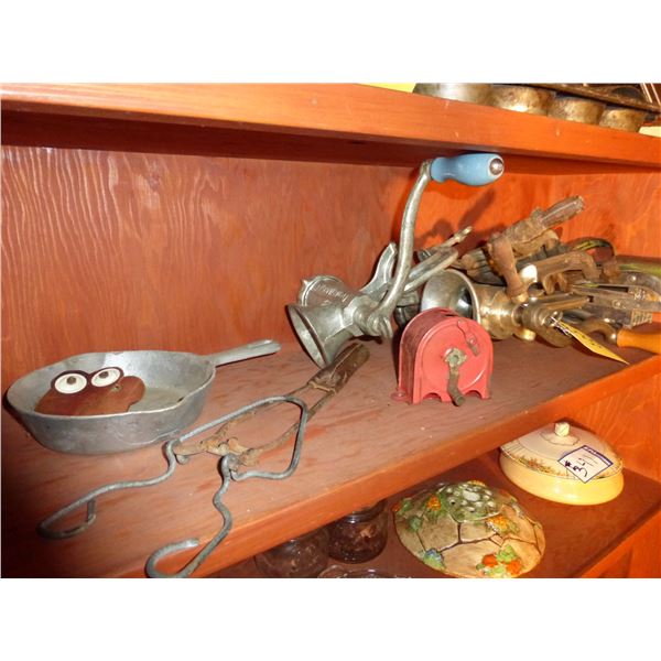 QTY OF VARIOUS MEAT GRINDERS AND KITCHEN GADGETS