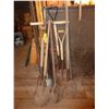Image 1 : QTY OF VARIOUS HAND AND GARDEN TOOLS