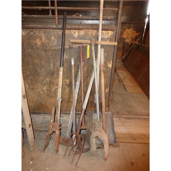 QTY OF VARIOUS HAND AND GARDEN TOOLS