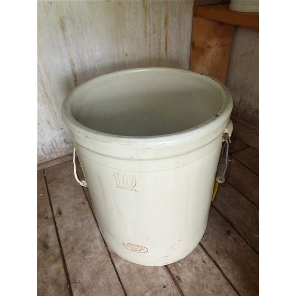 MEDALTA 10 GAL. CROCK (1 BROKEN HANDLE & 1 SMALL CRACK)