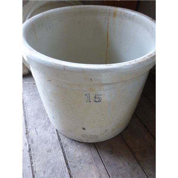 MEDALTA 15 GAL. CROCK C/W LID (NO HANDLES, NO CRACKS)