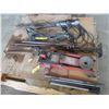 Image 2 : FLOOR JACK, JACKALL, LARGE PIPE WRENCH, TRIPOD LIGHT