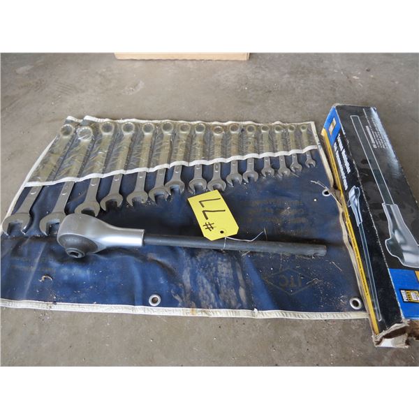 SET OF WRENCHES & TORQUE WRENCH