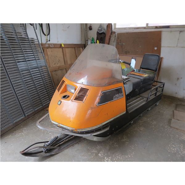 BOMBARDIER ALPINE 1975 SKIDDO (SHOULD RUN) & 2- MANUALS