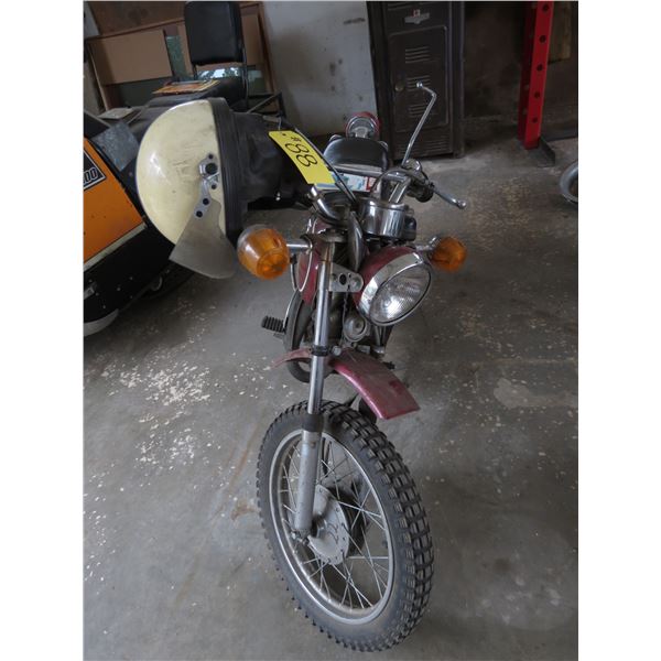 YAMAHA 80 MOTORCYCLE GT80A & HELMET, 1724 MILES