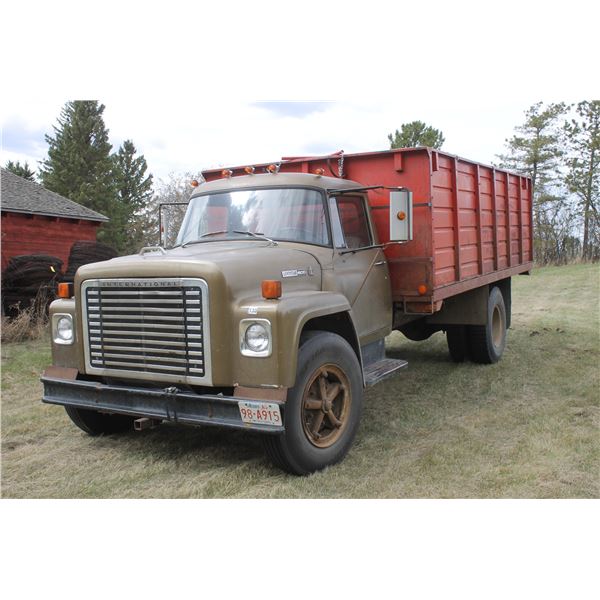 1975 IH 1600 TRUCK, SHEDDED, REAR HITCH, SHOWING 50,239 MILES