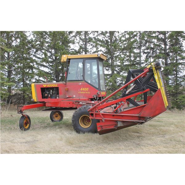 VERSATILE 4400 - 20' SWATHER, CAHR