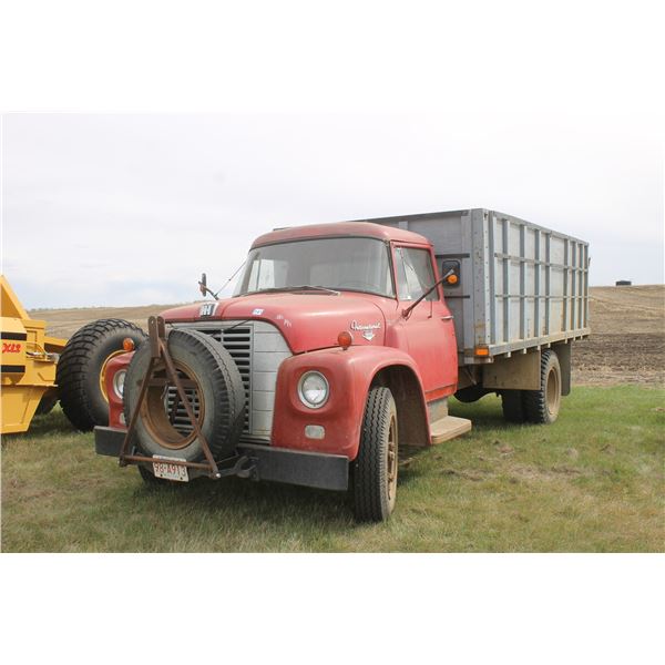 APPROX. 1961 IH 1600 LOADSTAR TRUCK (RED) TOW HITCH, #CW21761E8