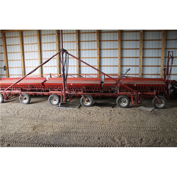 IH 100 PRESS DRILLS C/W GRASS & FERTILIZER
