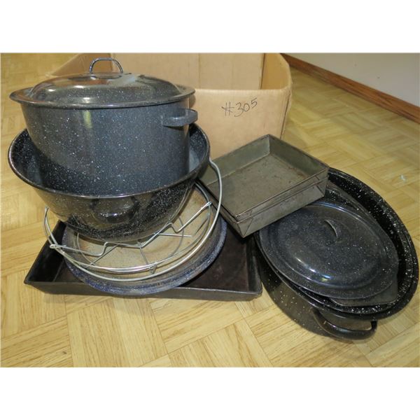 QTY OF ROASTERS AND LIDS, CAKE PANS, CANNING RACK