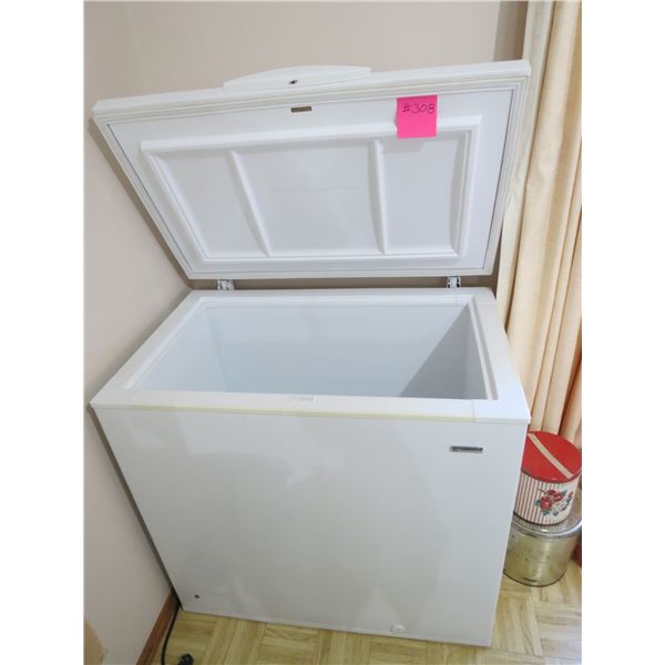 KENMORE 7.2 CU FT CHEST FREEZER C/W 2- KEYS
