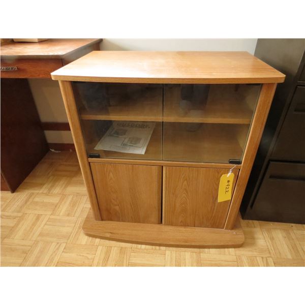 SMALL CABINET, 2- WOODEN DOORS AND 2- GLASSES