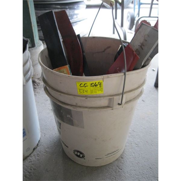 BUCKET OF NEW LAWNMOWER BLADES